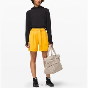 NWT woven flowy waist tie Noir Short 5.5" honeycomb yellow. Size 10